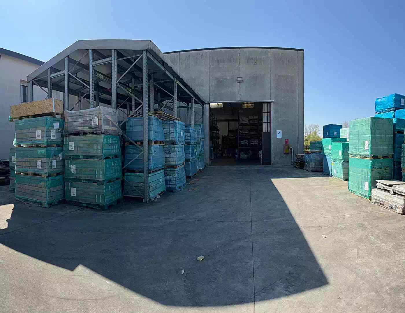 Magazzino fornito di articoli per la posa professionale a Bologna
