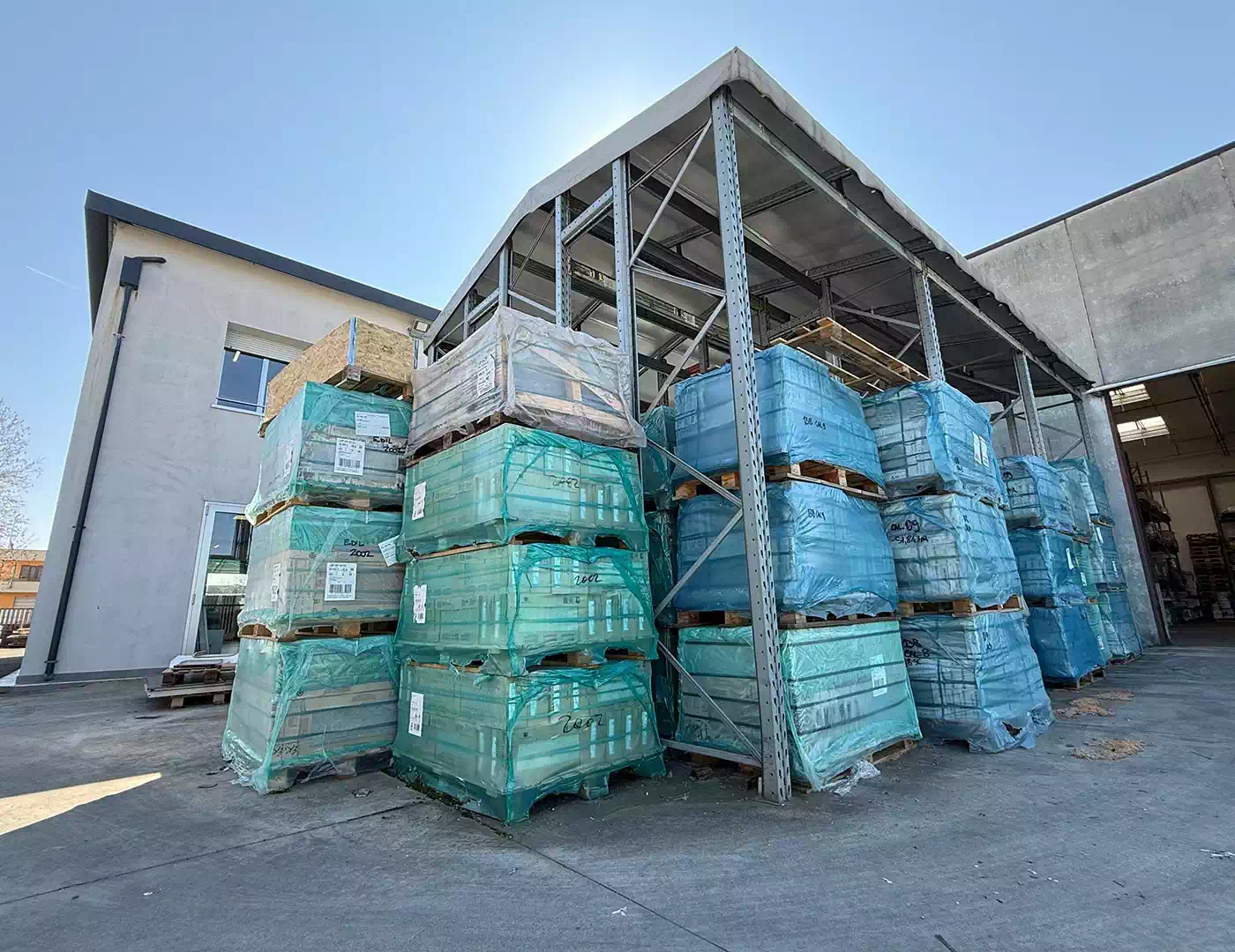 Magazzino con pavimenti e rivestimenti in promozioni per la vendita a Modena