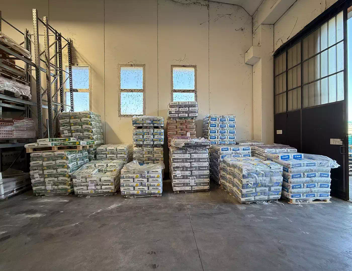 Assortimento di colle, sticchi e adesivi per pavimenti in vendita a Bologna