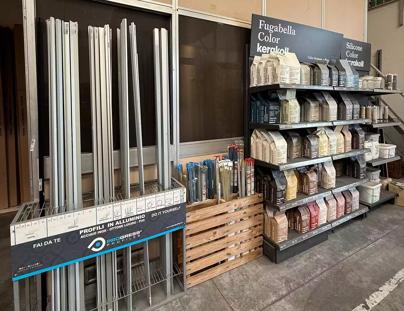 Prodotti Kerakoll della linea Fuga Bella con colori assortiti per le fughe del bagno e della cucina a Bologna e Modena